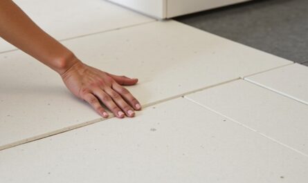 Tache d’acide sur carrelage : guide complet pour identifier, réparer et protéger votre sol